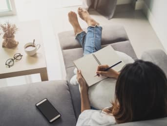 Work-Life-Balance – Frau schreibt sich einen Zeitplan für ihre nebenberufliche Weiterbildung. Work-Life-Balance – Frau schreibt sich einen Zeitplan für ihre nebenberufliche Weiterbildung.