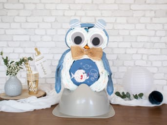 Geschenk Geburt Junge - Windeleule mit Babybody-Bauch auf einem Töpfchen. Geschenk Geburt Junge - Windeleule mit Babybody-Bauch auf einem Töpfchen.