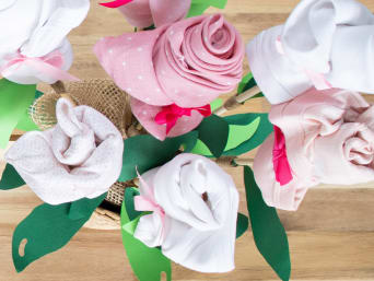 Selbstgemache Babygeschenke – Blumenstrauß aus Babybodys und verschiedenen nützlichen Babysachen. Selbstgemache Babygeschenke – Blumenstrauß aus Babybodys und verschiedenen nützlichen Babysachen.