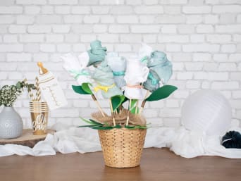 Blumenstrauß aus verschiedenfarbigen geschlechtsneutralen Bodys. Blumenstrauß aus verschiedenfarbigen geschlechtsneutralen Bodys.