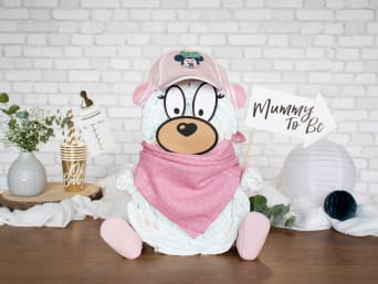 Windelbär Mädchen – Windelbär mit Lätzchen und rosa Mütze geschmückt für ein Mädchen. Windelbär Mädchen – Windelbär mit Lätzchen und rosa Mütze geschmückt für ein Mädchen.