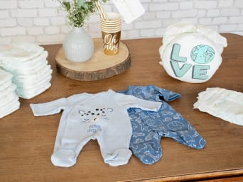 Windeleule Anleitung – Der Bauch der Eule wird mit einem farblich passenden Babybody bezogen. Windeleule Anleitung – Der Bauch der Eule wird mit einem farblich passenden Babybody bezogen.