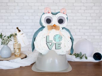 Unisex Windeleule mit Babybody-Bauch auf einem Töpfchen. Unisex Windeleule mit Babybody-Bauch auf einem Töpfchen.