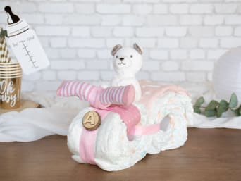 Gift for baby girl: a finished girl’s nappy motorcycle in pink. Gift for baby girl: a finished girl’s nappy motorcycle in pink.