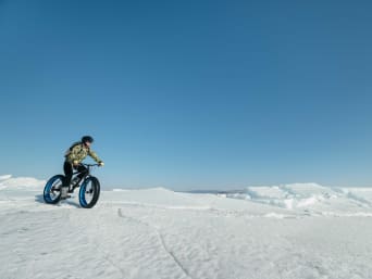 Wintersport Österreich: Frau fährt mit einem Fatbike durch den Schnee. Wintersport Österreich: Frau fährt mit einem Fatbike durch den Schnee.