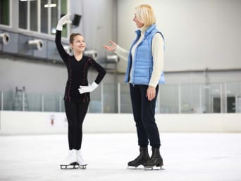 Eiskunstlaufen lernen: Mädchen erhält eine Unterrichtsstunde im Schlittschuhlaufen. Eiskunstlaufen lernen: Mädchen erhält eine Unterrichtsstunde im Schlittschuhlaufen.
