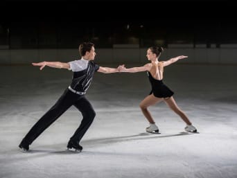 Eiskunstlauf: Junge Eiskunstläufer in Kostümen absolvieren eine Kür. Eiskunstlauf: Junge Eiskunstläufer in Kostümen absolvieren eine Kür.