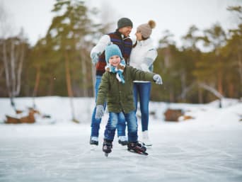 Eislaufen: Familie läuft Schlittschuh auf einem zugefrorenen See. Eislaufen: Familie läuft Schlittschuh auf einem zugefrorenen See.