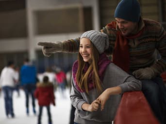 Schlittschuhlaufen in einer Eishalle: Vater und Tochter beim Eislaufen. Schlittschuhlaufen in einer Eishalle: Vater und Tochter beim Eislaufen.