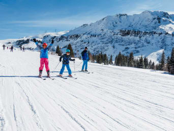 Schneeurlaub Österreich: Familie hat Spaß beim gemeinsamen Langlaufen im Schnee.  Schneeurlaub Österreich: Familie hat Spaß beim gemeinsamen Langlaufen im Schnee.