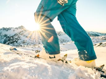 Günstige Skiferien Schweiz: Skifahrer steigt einen Hang hinauf. Günstige Skiferien Schweiz: Skifahrer steigt einen Hang hinauf.