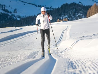 Die schönsten Langlaufgebiete in Österreich: Langläufer fährt durch Schnee. Die schönsten Langlaufgebiete in Österreich: Langläufer fährt durch Schnee.
