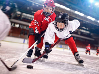 Eishockey Kinder: Zwei Teams spielen gegeneinander Hockey. Eishockey Kinder: Zwei Teams spielen gegeneinander Hockey.