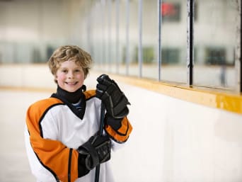 Eishockey Kinder: Junge nach dem Eishockey-Training in der Eishalle. Eishockey Kinder: Junge nach dem Eishockey-Training in der Eishalle.