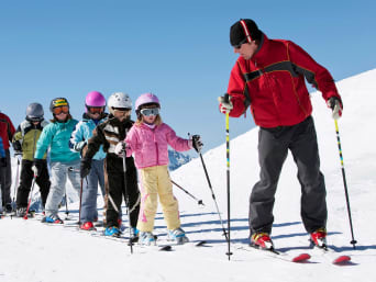 Leren skiën: kinderen krijgen skiles bij een skischool. Leren skiën: kinderen krijgen skiles bij een skischool.