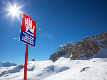 FIS-Regeln: Stopp-Schild mit einer Warnung vor Lawinen.  FIS-Regeln: Stopp-Schild mit einer Warnung vor Lawinen.