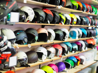 Sicherheit beim Skifahren: Skihelme im Laden Sicherheit beim Skifahren: Skihelme im Laden