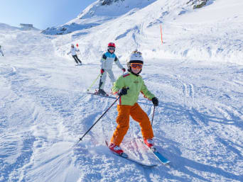 Skifahren lernen: Kinder üben auf einer Trainingspiste das Skifahren. Skifahren lernen: Kinder üben auf einer Trainingspiste das Skifahren.
