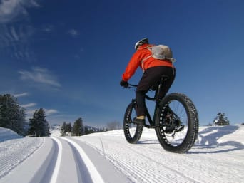 Trendsportart Fatbike: Ein Urlauber fährt mit dem Fatbike durch den Schnee. Trendsportart Fatbike: Ein Urlauber fährt mit dem Fatbike durch den Schnee.