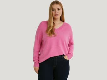 Outfits for an inverted triangle body shape: tops with V-necks or vertical stripes will help to make your upper body appear longer. Outfits for an inverted triangle body shape: tops with V-necks or vertical stripes will help to make your upper body appear longer.