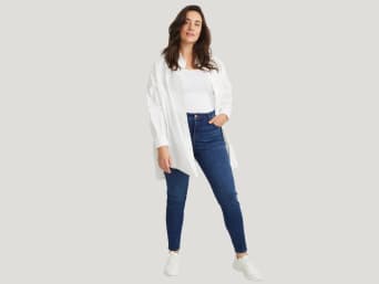 Outfits for an inverted triangle body shape: straight cut trousers will help to balance your look. Outfits for an inverted triangle body shape: straight cut trousers will help to balance your look.