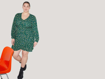 Tops and dresses for an apple shaped body: a V-neckline will make your upper body appear longer. Tops and dresses for an apple shaped body: a V-neckline will make your upper body appear longer.