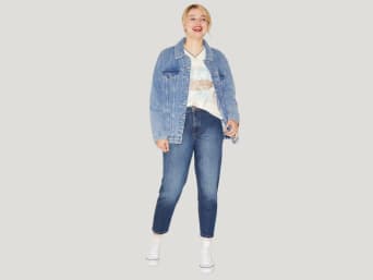 Trousers for wide hips and long tops in an asymmetrical cut look flattering. Trousers for wide hips and long tops in an asymmetrical cut look flattering.
