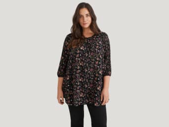 Tops with wide sleeves conceal large upper arms. Tops with wide sleeves conceal large upper arms.