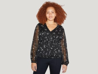Wide sleeves and semi-transparent fabrics can conceal thick upper arms in summer. Wide sleeves and semi-transparent fabrics can conceal thick upper arms in summer.