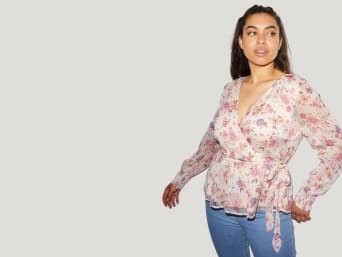 Clothes for an hourglass shape: skinny jeans will show off your curves to their best advantage. Clothes for an hourglass shape: skinny jeans will show off your curves to their best advantage.