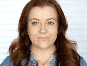 Make-up on a round face: Apply a foundation before contouring. Make-up on a round face: Apply a foundation before contouring.