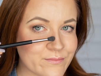 Contouring for round faces: Define your nose with makeup. Contouring for round faces: Define your nose with makeup.
