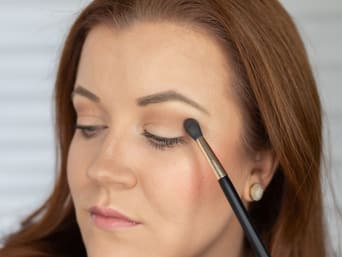 Make your face look slimmer with makeup: emphasize the eyes and lips. Make your face look slimmer with makeup: emphasize the eyes and lips.