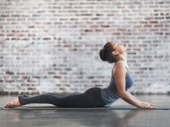 Anusara yoga – Vrouw in yogapositie de “neerwaartse hond”. Anusara yoga – Vrouw in yogapositie de “neerwaartse hond”.
