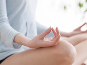 Yoga ontspanning – vrouw mediteert in yogahouding. Yoga ontspanning – vrouw mediteert in yogahouding.