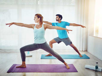Hatha Yoga für Anfänger - ein Paar beim Yoga. Hatha Yoga für Anfänger - ein Paar beim Yoga.