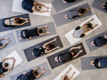 Kundalini Yoga - Übende in der Stellung des Kindes. Kundalini Yoga - Übende in der Stellung des Kindes.