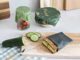 Beeswax food wraps: beeswax wraps for bowls and as beeswax sandwich wraps. Beeswax food wraps: beeswax wraps for bowls and as beeswax sandwich wraps.