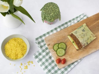 DIY beeswax wraps: using a homemade beeswax wrap as a beeswax bread bag. DIY beeswax wraps: using a homemade beeswax wrap as a beeswax bread bag.