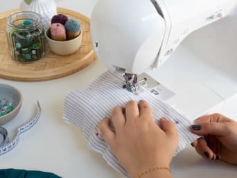 How to make kitchen roll: two pieces of fabric are sewn together with a sewing machine. How to make kitchen roll: two pieces of fabric are sewn together with a sewing machine.