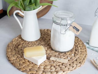 DIY-detergent: ingredients needed for homemade washing powder and liquid laundry detergent. DIY-detergent: ingredients needed for homemade washing powder and liquid laundry detergent.