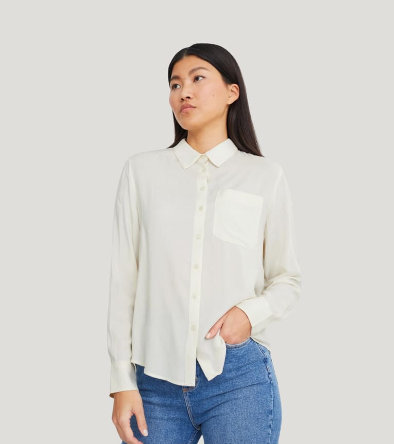 Elegante Basisgarderobe: Schlichte Hemdblusen lassen sich zu vielen Outfits kombinieren.