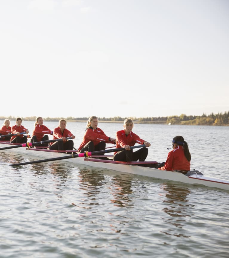 Rudern Sport – Frauenteam rudert im Achter-Boot.