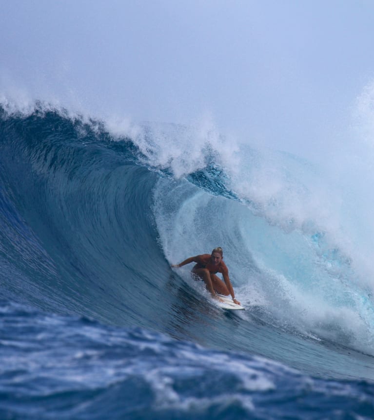 Surfen – Junge Frau surft eine Tube
