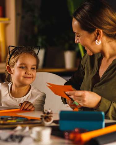 Gids vrijetijdsbesteding met kinderen – Familie knutselt samen. Gids vrijetijdsbesteding met kinderen – Familie knutselt samen.