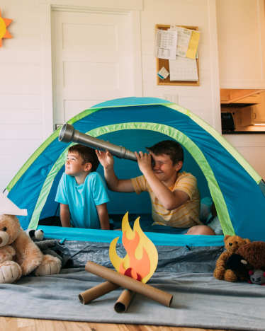 Gids ideeën voor vrijetijdsbesteding – Kinderen spelen met een tent in de woonkamer. Gids ideeën voor vrijetijdsbesteding – Kinderen spelen met een tent in de woonkamer.