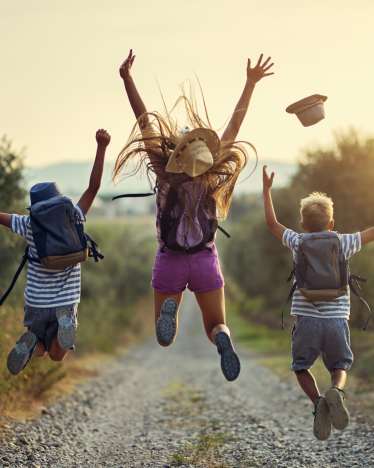 Gids avontuurlijke vakantie – kinderen zijn enthousiast over het begin van de vakantie. Gids avontuurlijke vakantie – kinderen zijn enthousiast over het begin van de vakantie.