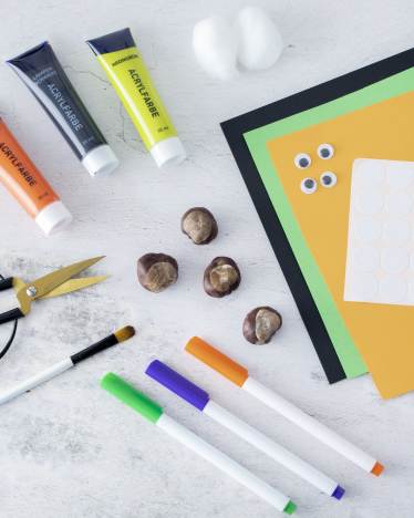 Knutselideeën voor kinderen – Knutselmaterialen liggen op een tafel. Knutselideeën voor kinderen – Knutselmaterialen liggen op een tafel.