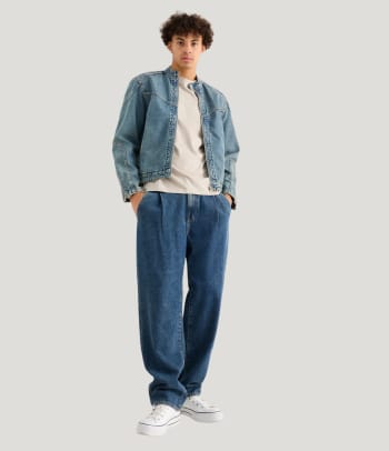 Comfortabele baggy jeans voor de typische ’00-outfit voor mannen.