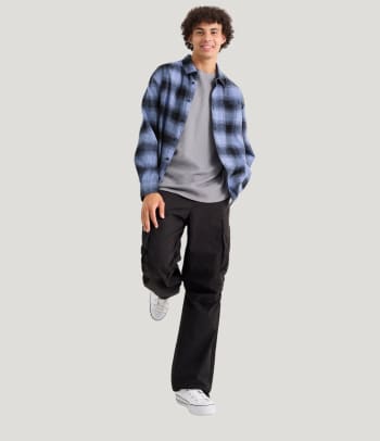 Comfortabele cargo broeken kenmerken de streetstyle van de jaren 2000.
